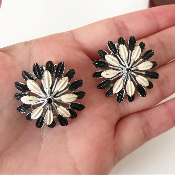 Vintage Enamel Flower Clip On Earrings - Picture 2 of 3